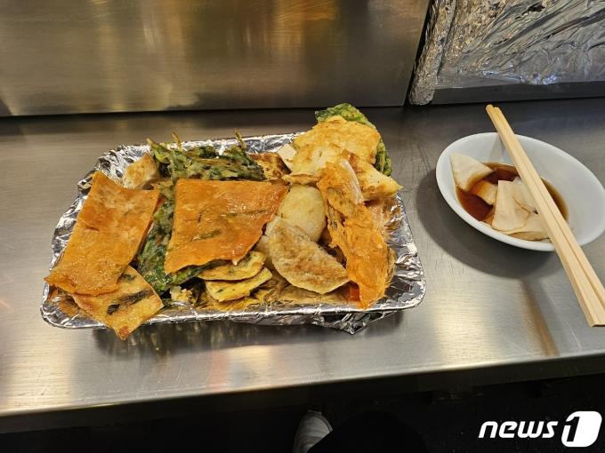 '바가지 논란'이 된 광장시장 전집에서 모둠전(1만5000원)을 시킨 모습. 2024.01.05. 오현주 기자
