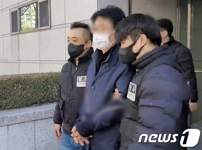 이재명 더불어민주당 대표를 흉기로 습격한 피의자 김모씨가 4일 오후 부산 연제구 부산지방법원에서 열린 구속 전 피의자 심문(영장실질심사)을 마치고 법원을 나서고 있다. 2024.1.4/뉴스1 ⓒ News1 조아서 기자
