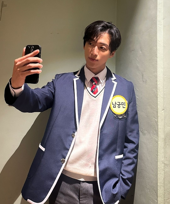 배우 남궁민이 JTBC 예능 프로그램 '아는 형님'에 출연해 자신의 복근 관리 비결을 공개했다. /사진=남궁민 인스타그램 캡처