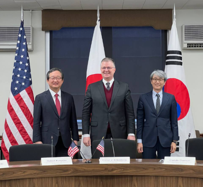 정병원 외교부 차관보와 대니얼 크리튼브링크 미 국무부 동아태차관보, 고베 야스히로 일본 외무성 종합정책국장이 5일(현지시간) 미국 워싱턴DC에서 제1차 인도-태평양 대화에 앞서 기념촬영하고 있다./사진=외교부