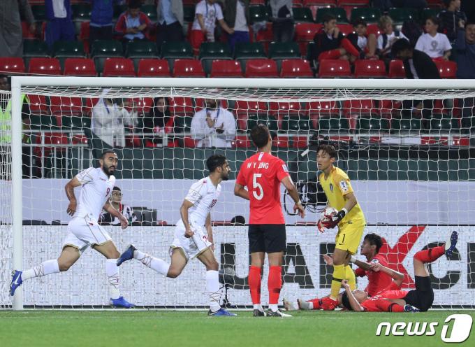 바레인 축구대표팀 알로마이히가 22일 오후(현지시간) 아랍에미리트연합(UAE) 두바이 막툼 빈 라시드 경기장에서 열린 2019 아시아축구연맹(AFC) 아시안컵 16강 대한민국과 바레인과의 경기에서 선제골을 넣은 후 세리머니를 하고 있다. 2019.1.22/뉴스1 ⓒ News1 신웅수 기자