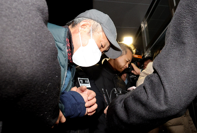 경기도 고양시와 양주시에서 60대 다방 업주 2명을 잇따라 살해한 혐의를 받는 이 모 씨가 5일 밤 강원도 강릉에서 검거돼 6일 새벽 경기 고양시 일산서부경찰서로 압송되고 있다./사진=뉴스1