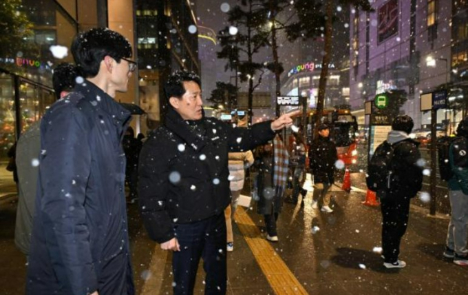 오세훈 서울시장이 명동 버스 대란에 대해 사과했다. 오 시장이 6일 오후 최근 퇴근길 대란으로 혼란을 빚고 있는 서울 중구 명동입구 광역버스 정류장을 찾아 현장을 점검하고 있다. /사진=뉴스1(서울시)