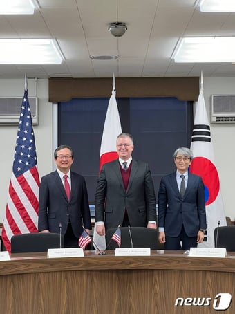 정병원 외교부 차관보와 대니얼 크리튼브링크 미 국무부 동아태차관보, 고베 야스히로 일본 외무성 종합정책국장이 5일(현지시간) 미국 워싱턴DC에서 제1차 인도-태평양 대화에 앞서 기념촬영하고 있다. (외교부 제공) 2024.1.6/뉴스1