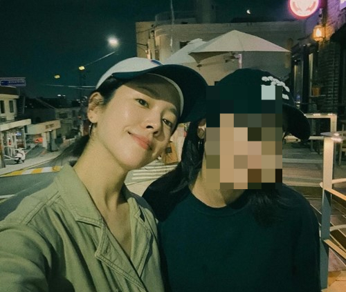 배우 한지민이 친언니와 찍은 셀카를 공개했다. /사진=한지민 인스타그램 캡처