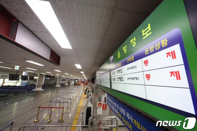 [사진] '연평도 포격 이어 기상 악화까지' 통제된 인천항발 여객선