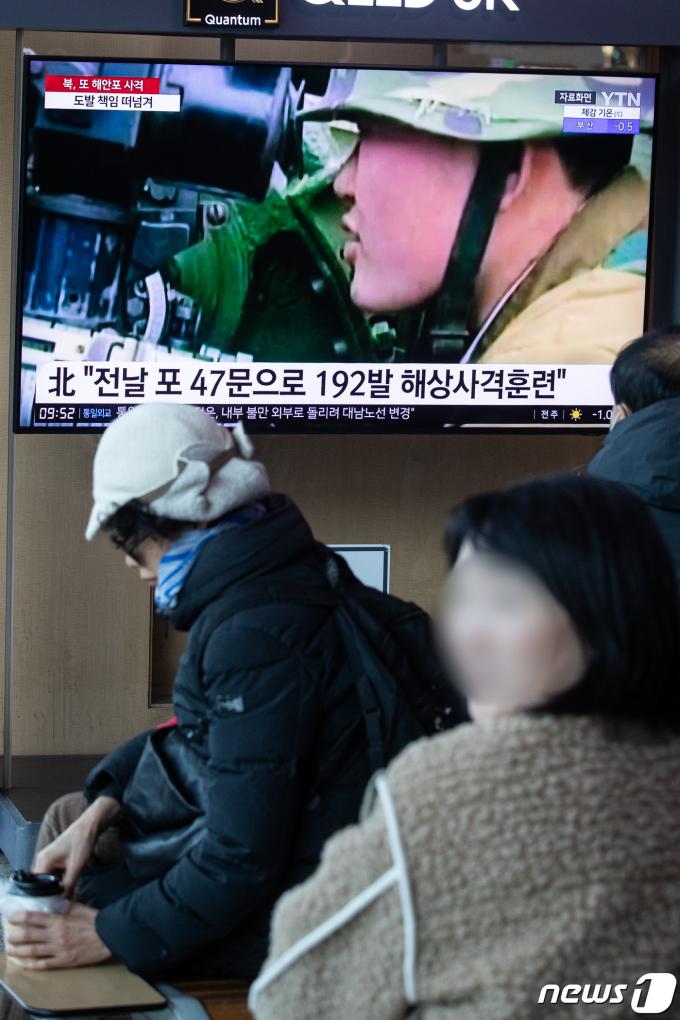 [사진] 연이틀 서해상 포사격 훈련 나선 북한