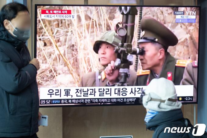 [사진] 포사격 훈련하는 북한군 뉴스 지켜보는 시민