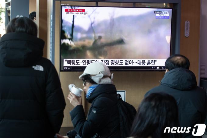[사진] 北 연이은 서해상 포사격 뉴스 바라보는 시민들