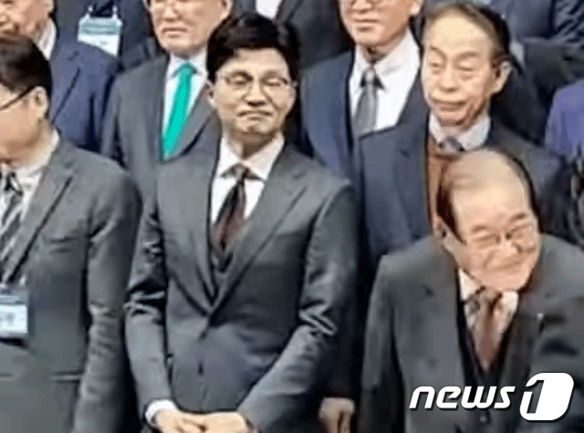 한동훈 국민의힘 비상대책위원장이 전날 경기 고양시 일산 킨텍스에서 열린 김대중 전 대통령 탄생 100주기 기념식에서 김정숙 여사에게 인사하고 있다.(사회관계망서비스) 24.01.07/뉴스1