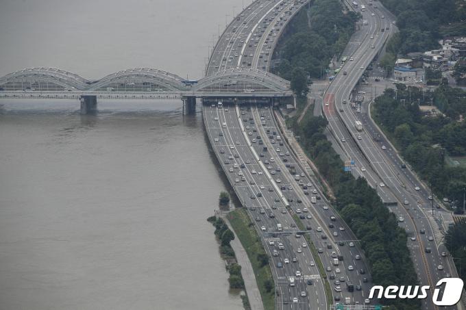 한강대교 남단 올림픽대로 양방향에 차량들이 통행하고 있다. 2023.7.17/뉴스1 ⓒ News1 김도우 기자