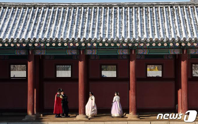 [사진] 눈 쌓인 처마 밑 추억 쌓는 관광객들