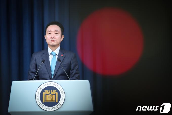 이도운 대통령실 홍보수석이 용산 대통령실에서 현안 관련 브리핑을 하고 있다. 쌍특검(김건희 여사 주가 조작 의혹·대장동) 법안이 국회를 통과하자 이 수석은 