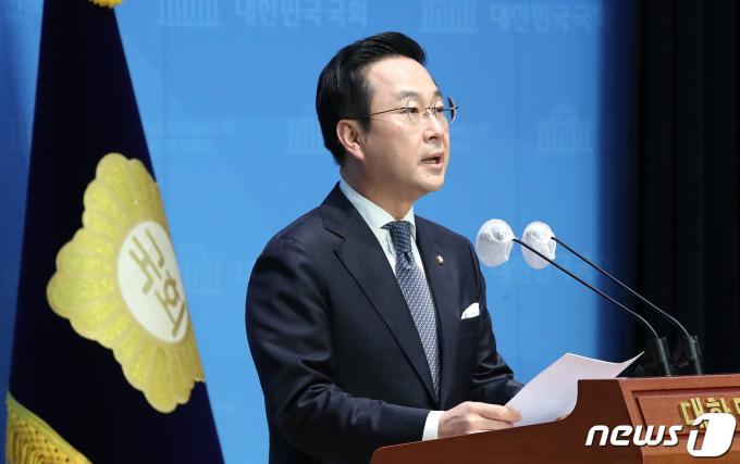 [사진] 브리핑하는 박성준 대변인