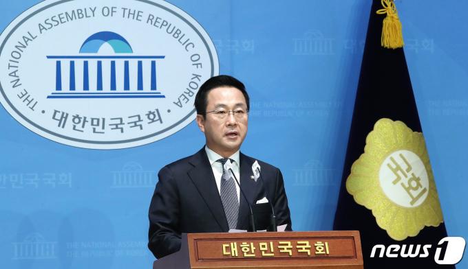 [사진] 브리핑하는 박성준 대변인