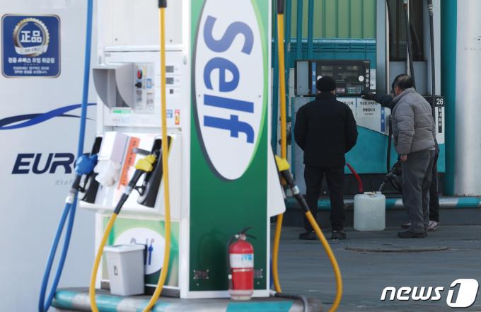 [사진] 국내 주유소 기름값 13주 연속 하락