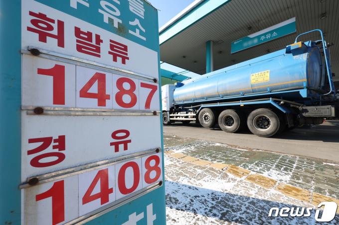 [사진] 주유소 기름값 13주 연속 하락…경유 5개월 만에 1400원대