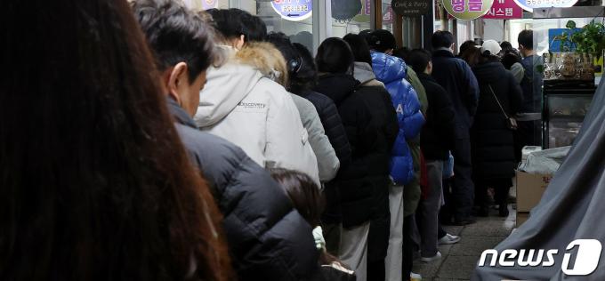 [사진] 대치동 '30년 분식집' 영업 마지막날 긴 대기줄
