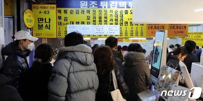 [사진] 대치동 ‘30년 분식집’ 폐업 소식에 100명 줄섰다