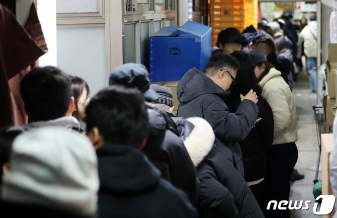 [사진] 상가 가득 메운 영업 마지막날의 30년 분식집 대기줄