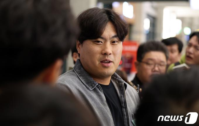 미국프로야구 메이저리그(MLB) 토론토 블루제이스 류현진이 시즌을 마치고 18일 오후 인천국제공항 제1여객터미널을 통해 귀국해 인터뷰를 하고 있다. 올 시즌을 끝으로 토론토와의 4년 계약이 끝나며 FA 신분이 된 류현진은 올 시즌 11경기에서 52이닝 3승3패 평균자책점 3.46을 기록했다. 2023.10.18/뉴스1 ⓒ News1 김성진 기자