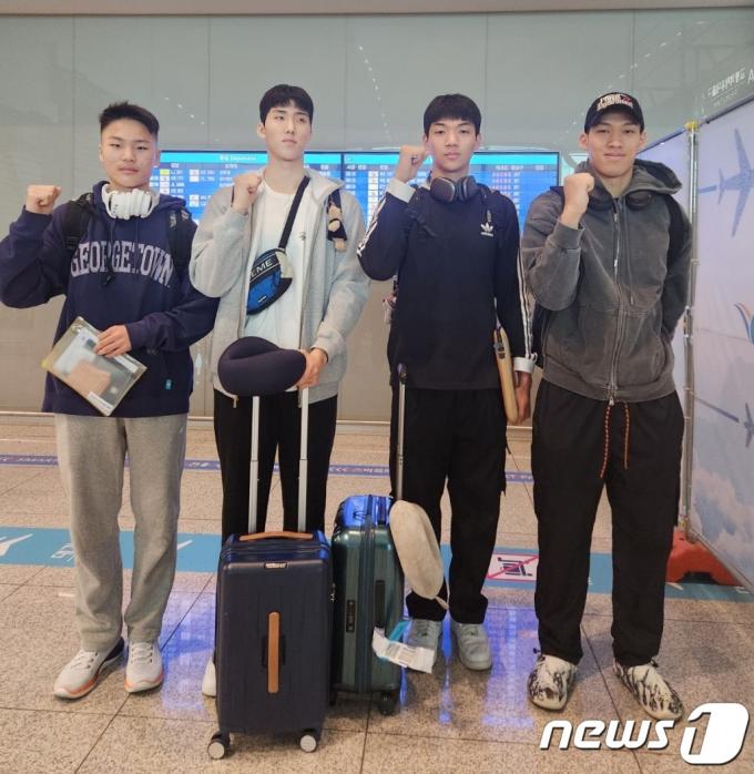 왼쪽부터 윤지훈(삼선중·가드), 정현진(홍대부고·센터), 김민기(송도중·포워드), 에디 다니엘(용산고·포워드).(KBL 제공)