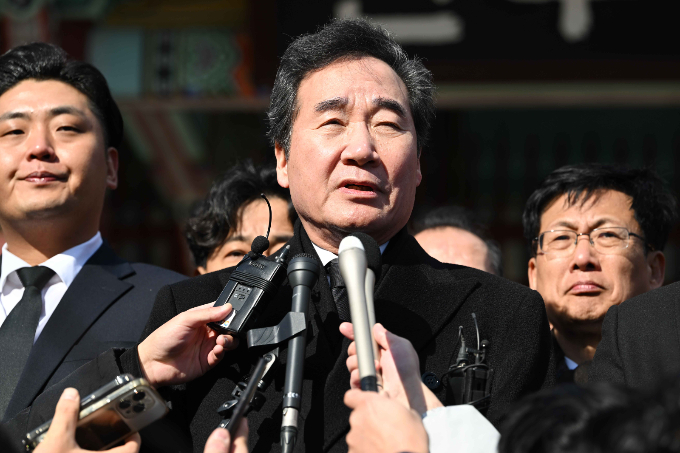 이낙연 더불어민주당 전 대표가 7일 오전 광주 북구 운정동 국립5·18민주묘지 민주의 문 앞에서 질의응답하고 있다./사진=뉴시스
