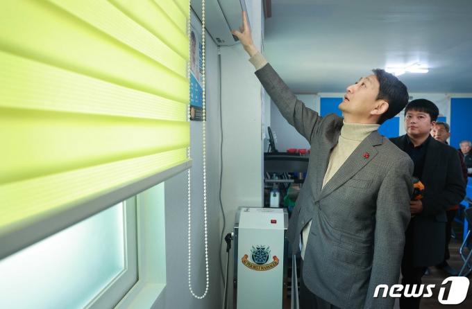 [사진] 경로당 창호 교체 현황 살피는 안덕근 장관