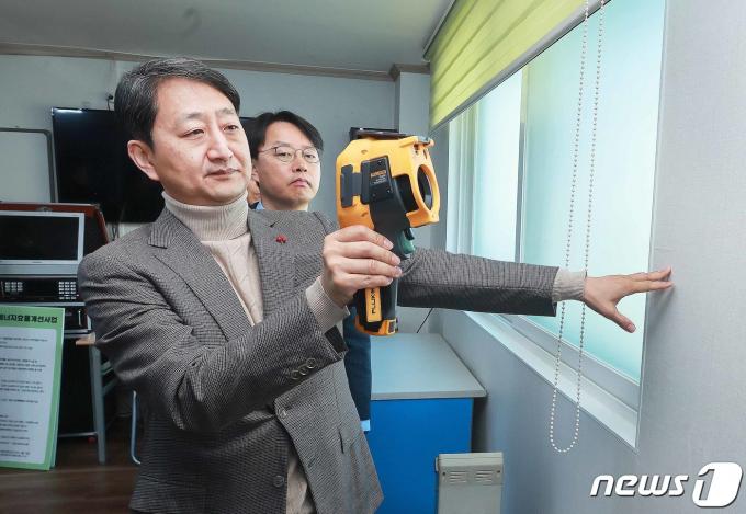 [사진] 안덕근 장관 '겨울철 경로당 얼마나 따뜻한가'