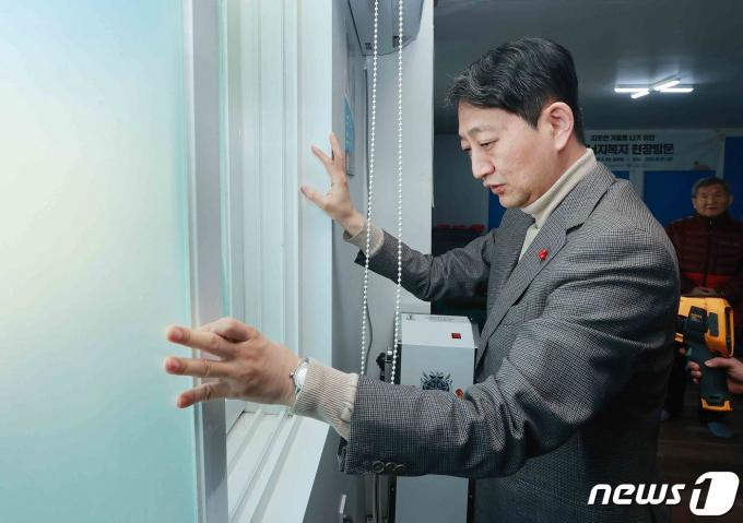 [사진] 안덕근 장관 '따뜻한 겨울나기 위한 에너지복지 현장 점검'