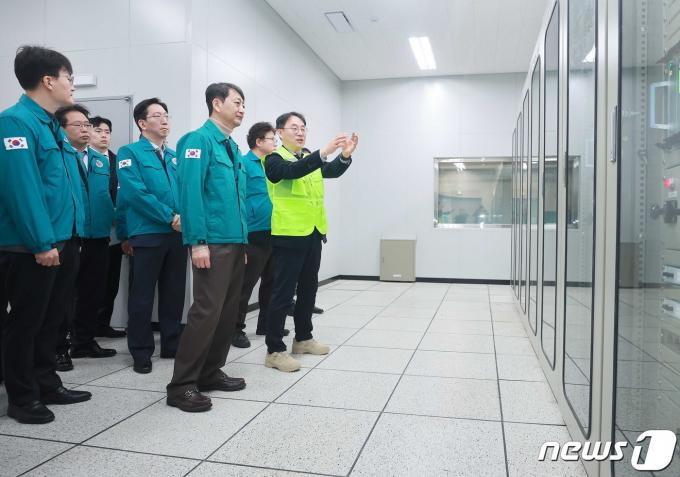 [사진] 안덕근 장관, 겨울철 전력수급 현황 점검