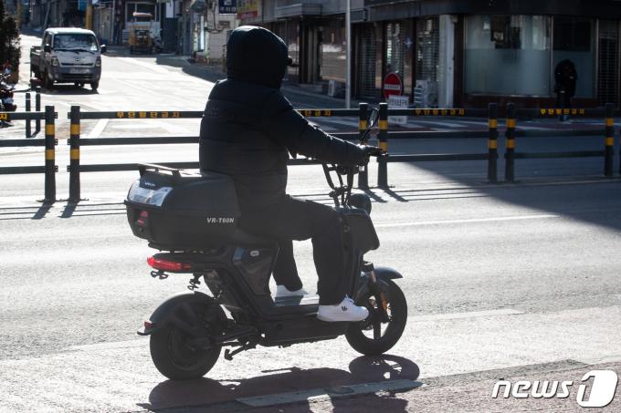[사진] 이륜차 안전모 미착용, 후면 단속카메라로 무인단속한다