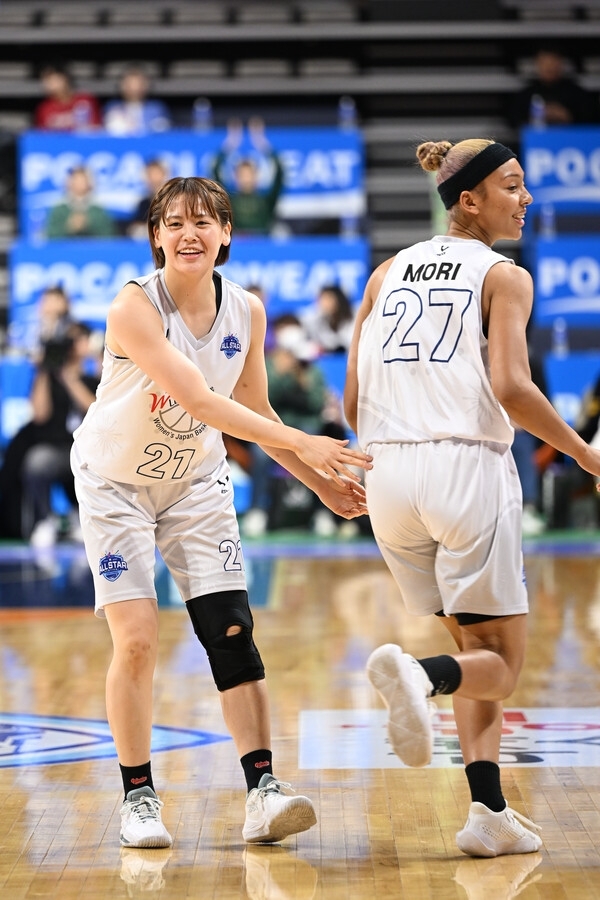 일본의 카사기 하루나(왼쪽)가  여자프로농구(WKBL) 올스타전의 새로운 '3점슛 여왕'에 등극했다.(WKBL 제공)