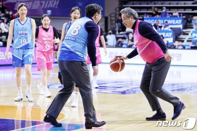 [사진] '코트 위 펼쳐진 명장면'