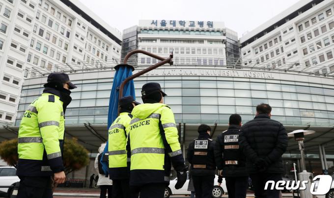 4일 오전 흉기 습격을 당한 이재명 더불어민주당 대표가 입원해 있는 서울 종로구 서울대병원에서 경찰들이 발걸음을 옮기고 있다. 괴한에게 공격을 당해 수술을 받은 이재명 더불어민주당 대표는 전날 수술을 마치고 중환자실에서 일반 병실로 옮겨 회복중인 것으로 알려졌다. 2024.1.4/뉴스1 ⓒ News1 이승배 기자