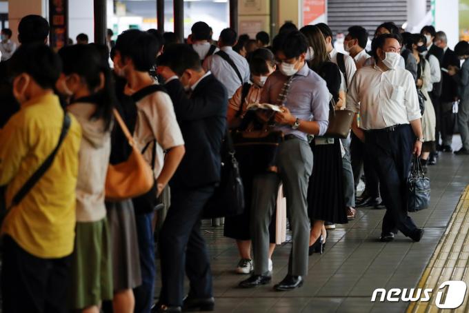 지하철을 기다리는 일본 시민들. <자료사진> ⓒ 로이터=뉴스1 ⓒ News1 신윤하 기자