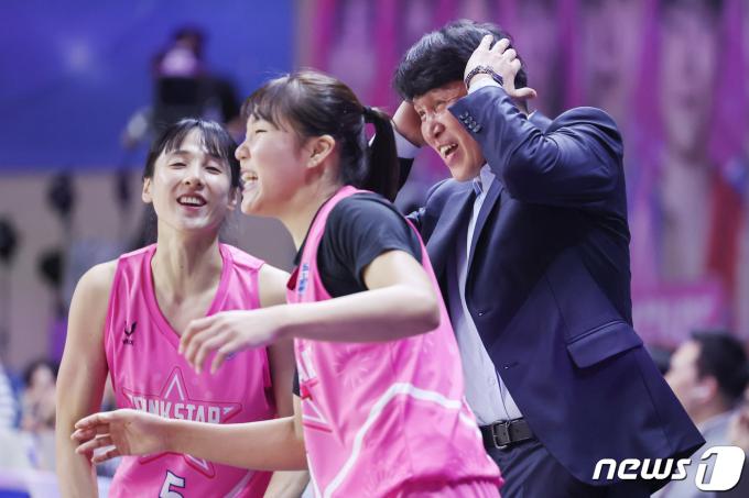 [사진] 위성우 '나는 블루스타 감독인데'