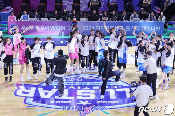 7일 충남 아산 이순신체육관에서 열린 '우리은행 우리WON 2023-2024 여자프로농구 올스타 페스티벌' 핑크스타와 블루스타의 경기에서 양 팀 선수들이 다이나믹 듀오의 축하 공연을 즐기고 있다. 2024.1.7/뉴스1 ⓒ News1 민경석 기자