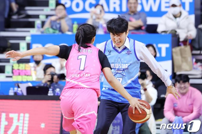 7일 충남 아산 이순신체육관에서 열린 '우리은행 우리WON 2023-2024 여자프로농구 올스타 페스티벌' 핑크스타와 블루스타의 경기에서 블루스타 위성우 감독이 김지현 대신 코트에 들어와 핑크스타 박지현을 상대로 수비를 선보이고 있다. 2024.1.7/뉴스1 ⓒ News1 민경석 기자