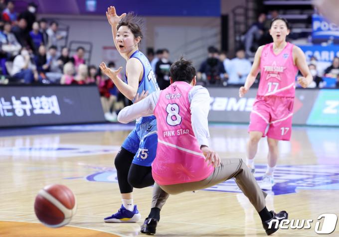 7일 충남 아산 이순신체육관에서 열린 '우리은행 우리WON 2023-2024 여자프로농구 올스타 페스티벌' 핑크스타와 블루스타의 경기에서 핑크스타 김완수 감독이 박지수 대신 코트에 들어가 블루스타 허예은을 상대로 파울을 유도하고 있다. 2024.1.7/뉴스1 ⓒ News1 민경석 기자