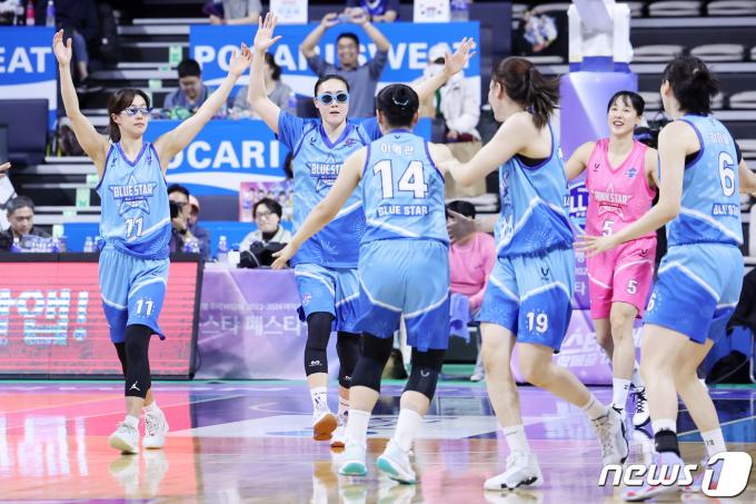 7일 충남 아산 이순신체육관에서 열린 '우리은행 우리WON 2023-2024 여자프로농구 올스타 페스티벌' 핑크스타와 블루스타의 경기에서 블루스타 이경은(왼쪽)과 김정은이 후배들의 응원을 받으며 세리머니를 하고 있다. 2024.1.7/뉴스1 ⓒ News1 민경석 기자