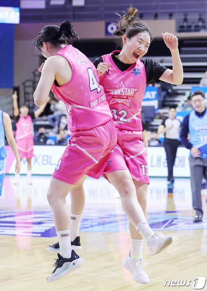 [사진] 김지영·이소희 '앞서 나간다'