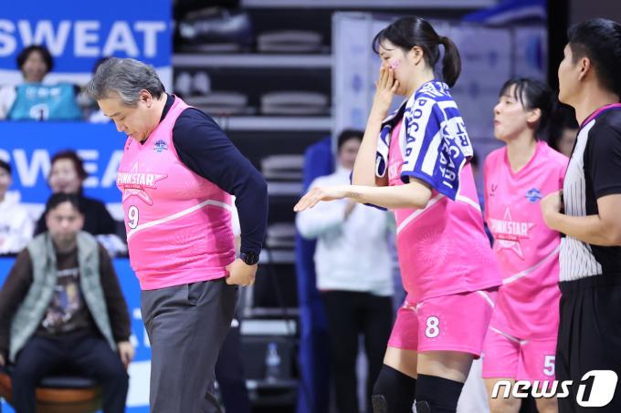[사진] '옷이 좀 작은가'
