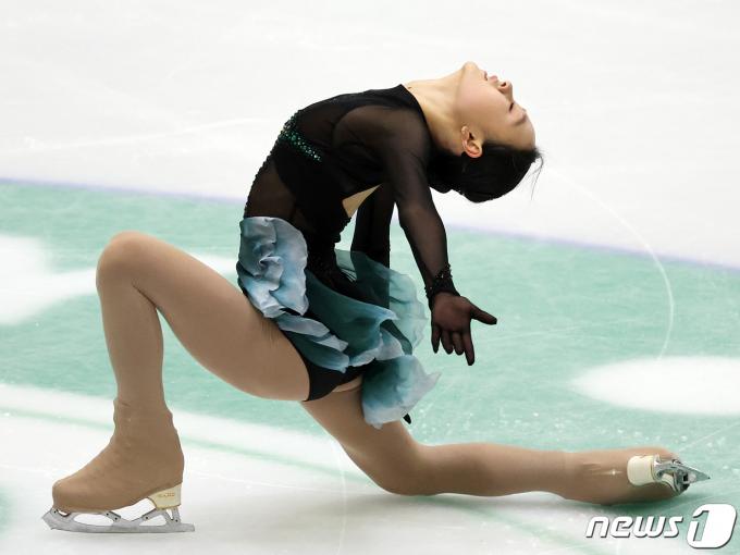 [사진] 환상적인 연기 선보이는 김채연