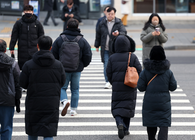 서울 영등포구 여의도역 인근에서 두꺼운 외투를 입은 시민들이 발걸음을 옮기고 있다./사진=뉴시스