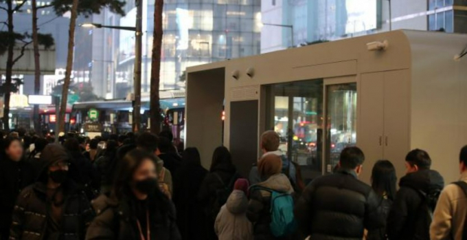서울시가 이달까지 광역버스 노선과 정차위치를 큰 폭으로 조정한다. 길게 줄 늘어선 명동입구 버스정류장. /사진=뉴스1