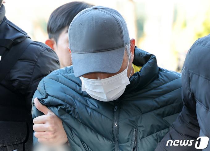 고양·양주시의 다방에서 60대 여성 두 명을 잇따라 살해한 이모씨(57)가 7일 오후 경기 고양시 의정부지방법원 고양지원에서 열린 구속 전 피의자 심문(영장실질심사)에 출석하고 있다. 2024.1.7/뉴스1 ⓒ News1 이동해 기자