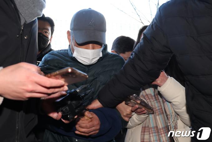 고양·양주시의 다방에서 60대 여성 두 명을 잇따라 살해한 이모씨(57)가 7일 오후 경기 고양시 의정부지방법원 고양지원에서 열린 구속 전 피의자 심문(영장실질심사)에 출석하고 있다. 2024.1.7/뉴스1 ⓒ News1 이동해 기자