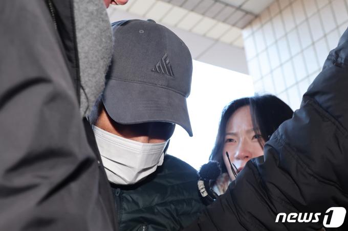 고양·양주시의 다방에서 60대 여성 두 명을 잇따라 살해한 이모씨(57)가 7일 오후 경기 고양시 의정부지방법원 고양지원에서 열린 구속 전 피의자 심문(영장실질심사)에 출석하고 있다. 2024.1.7/뉴스1 ⓒ News1 이동해 기자