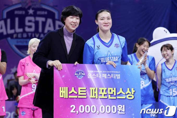 [사진] 김정은 '베스트 퍼포먼스상의 주인공'